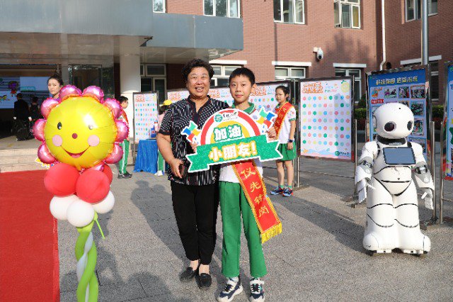 迎接同学入校。学校供图