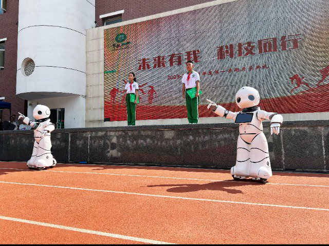 机器人在开学典礼上表演舞蹈。学校供图