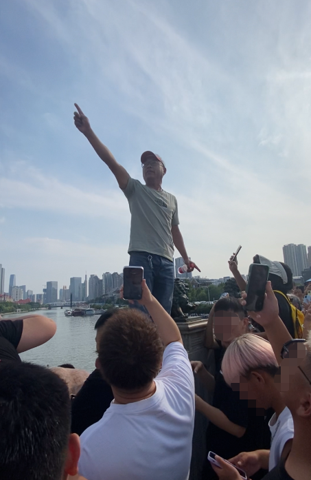 ▲9月1日下午,“小梅子”走上狮子林桥,呼吁大家注意安全