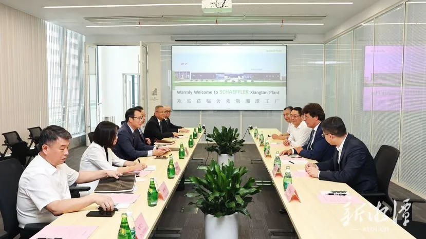 胡贺波会见舍弗勒集团首席执行官克劳斯·罗森菲尔德一行。(全媒体记者 李新辉 实习生 鄢鸿志 摄)