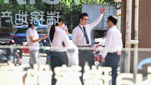 上海 “认房不认贷”首日,中介:“成交战报响到凌晨……带看量增长50%”