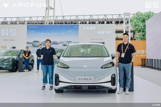 极狐新能源汽车七座 9403-57f89724bded04e396239703fb39add9.jpg