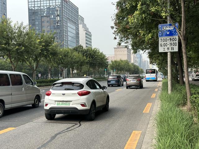 广渠路,社会车辆在周末使用公交专用道。新京报记者 王贵彬 摄
