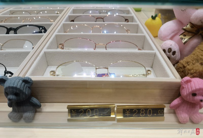 位于南京东路步行街总店,依然提供平价产品