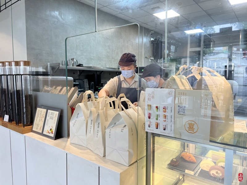 工作日下午,现制茶饮店的生意非常红火,除了现场选购的消费者,还有大量线上订单