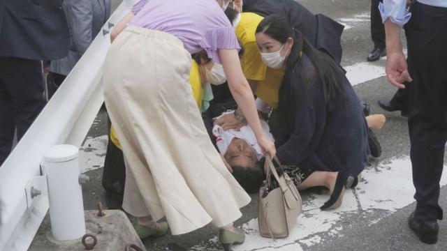 去年7月8日，安倍晉三在奈良市進行街頭演講時中槍，圖自日媒