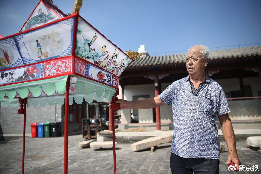 8月16日,丁石锁正在组装延庆旱船“三只船”,船上的十八种彩绘图案是《白蛇传》中的经典场景。新京报记者 尹亚飞 摄