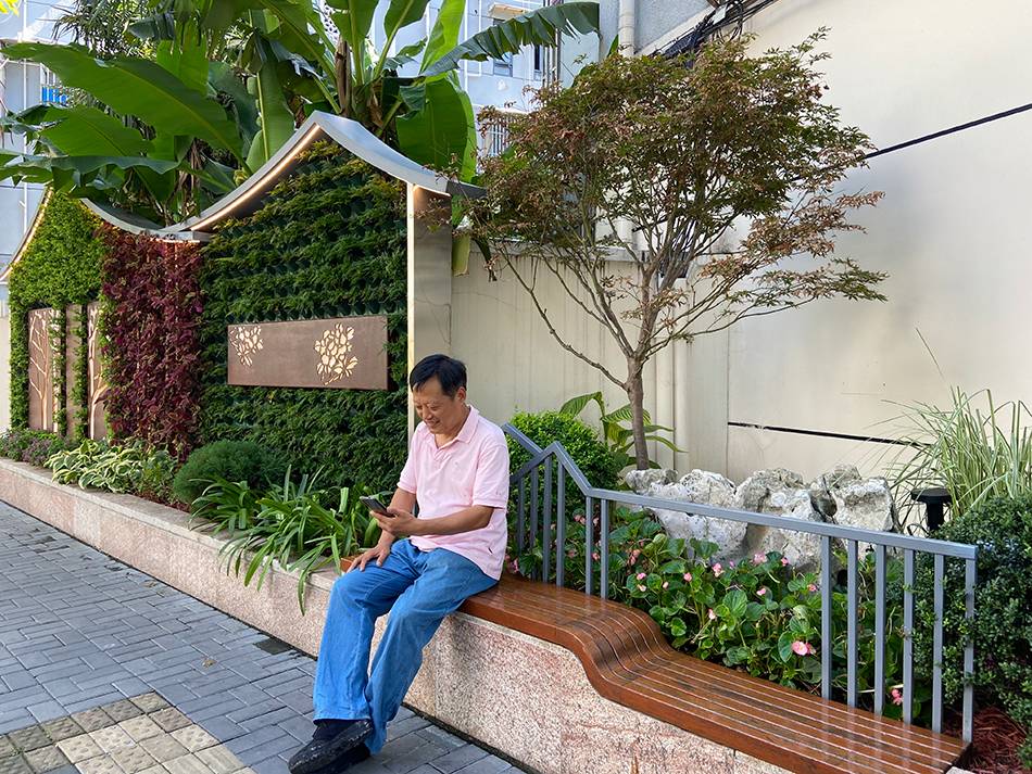平型关路300弄居民缪正发坐在沿街座椅上休息。澎湃新闻记者 陈悦 摄