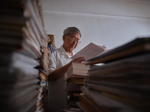 王道成的书房里堆满了书籍和研究资料。新京报记者 郭延冰 摄