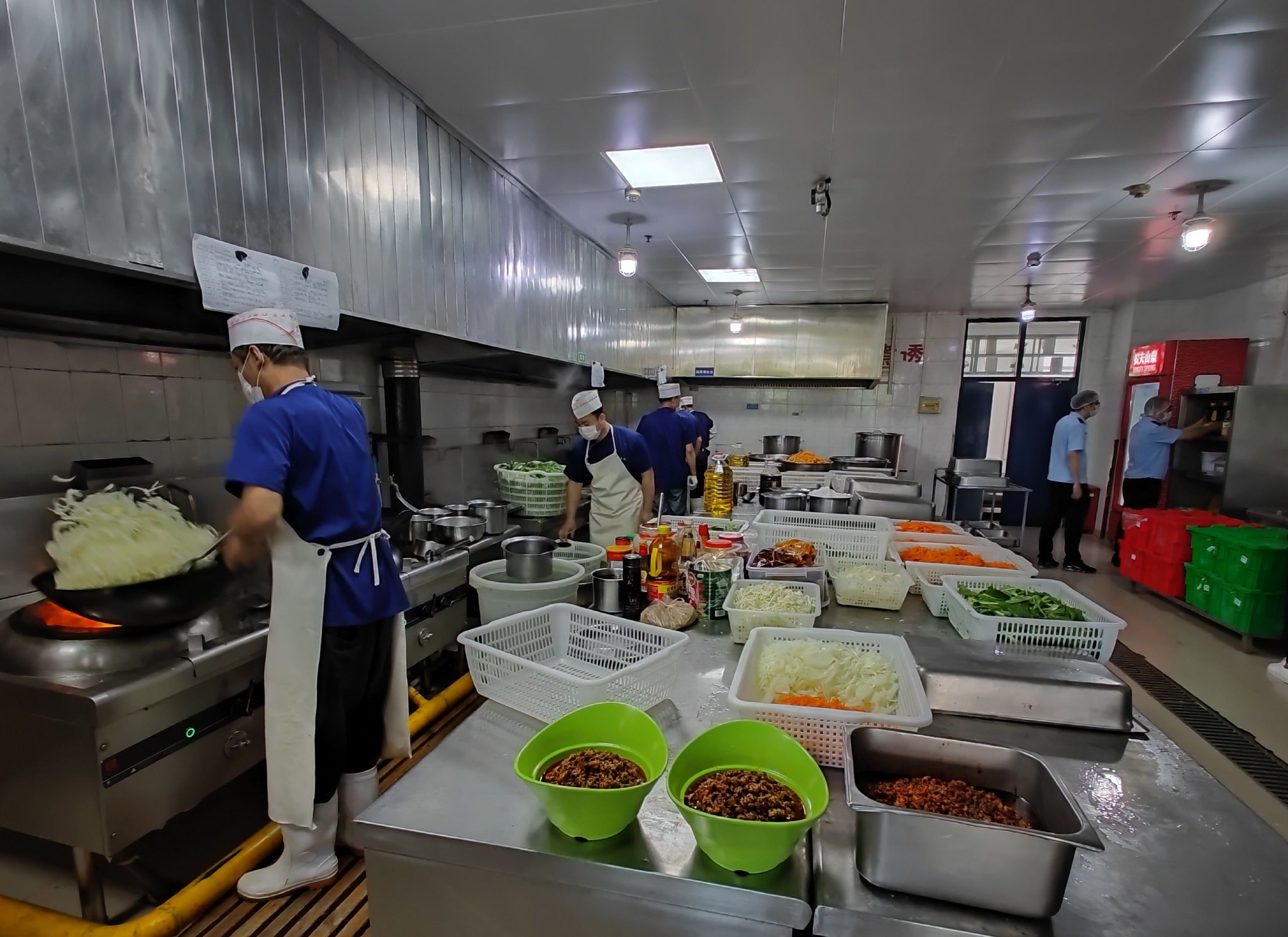 执法人员检查食堂操作间。王文郁/摄