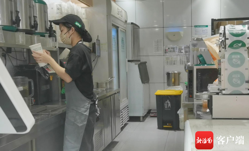 一饮品店店员正在制作饮品。记者 蒙健 摄