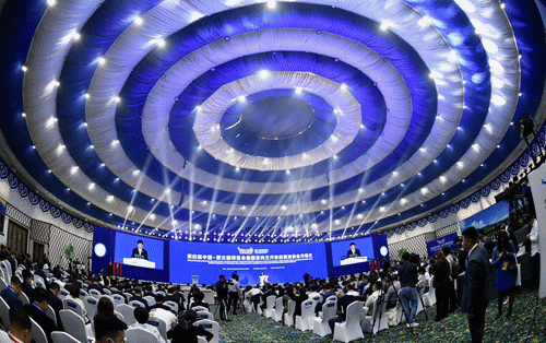 本届博览会暨国家向北开放经贸洽谈会开幕式现场,高朋满座,气氛热烈。