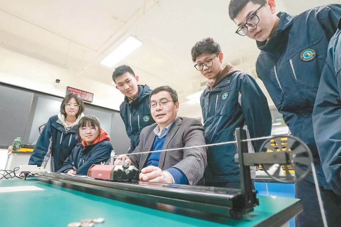 在北京八十中雄安容东分校物理实验室内,胡友永和学生们一起做力学实验。本报记者 武亦彬摄