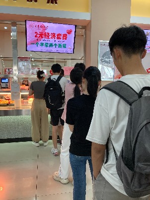 天津理工大学“2元经济套餐”窗口排起了长队。陈欣然摄
