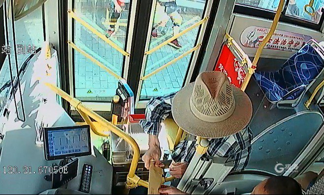 老人送感谢信到637路公交车上