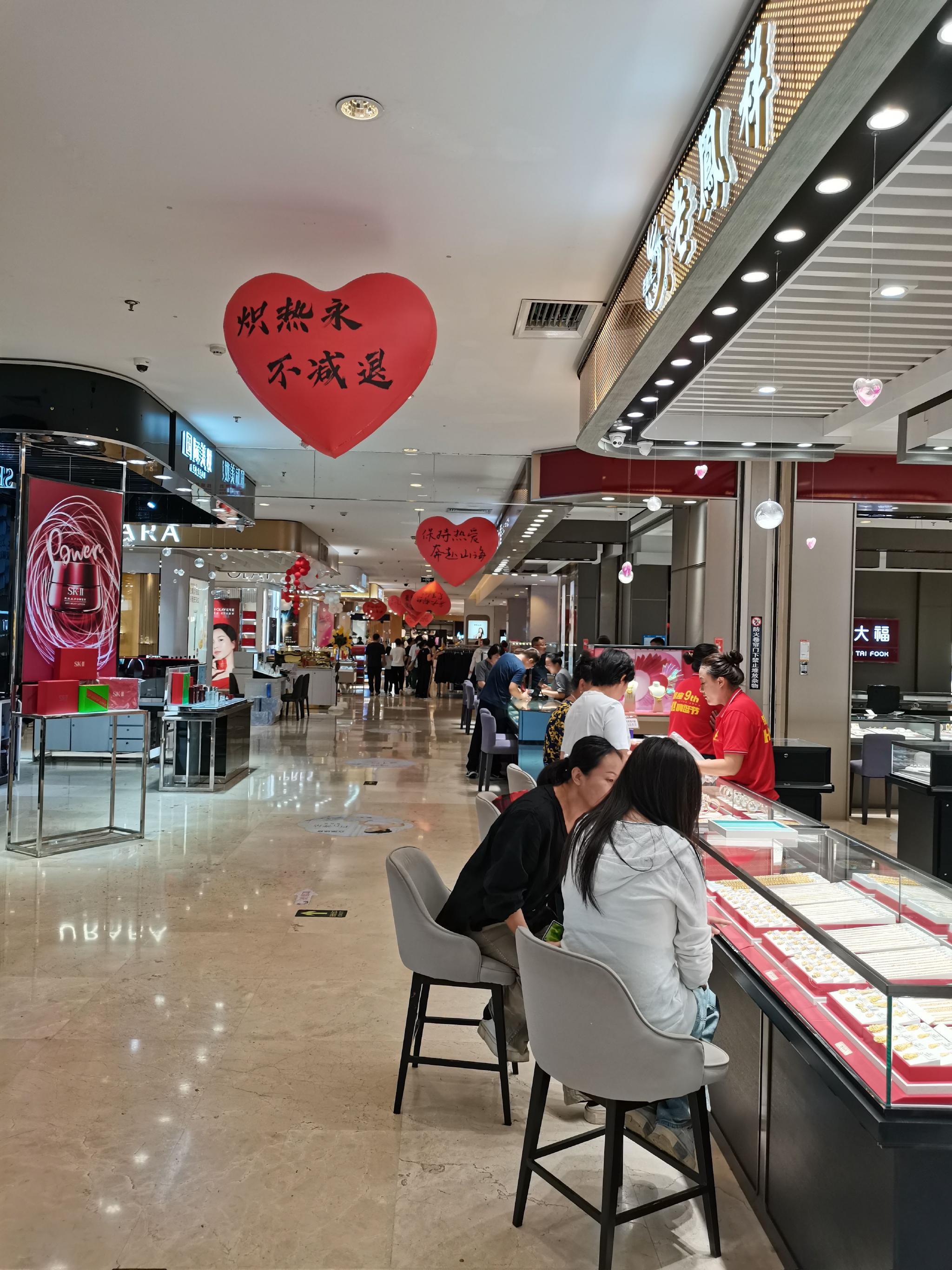 黄金销售区顾客络绎不绝 杨笑寒/摄