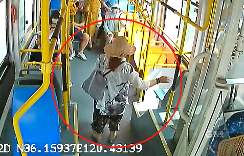 王女士背着包上车