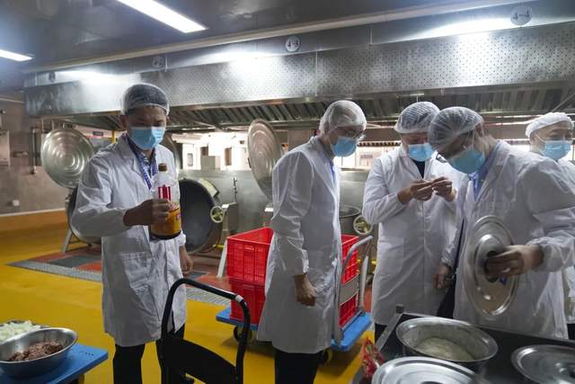联合检查组对集体用餐配送单位进行突击检查。