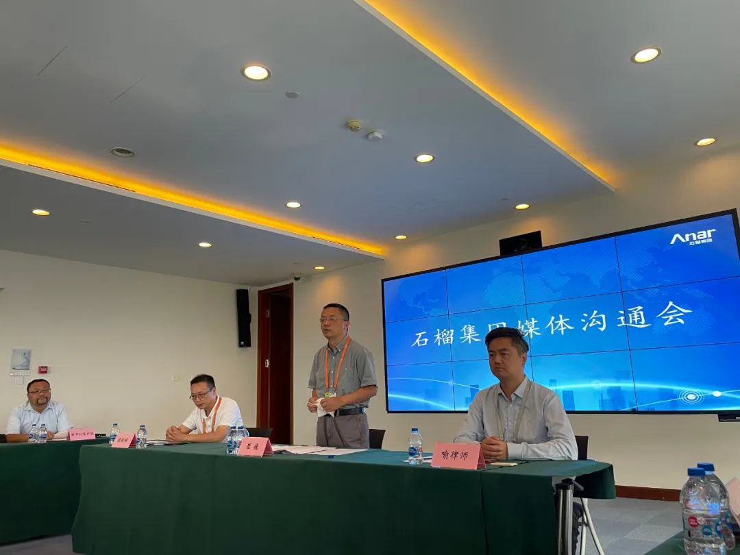 崔巍(右二)在媒体沟通会上