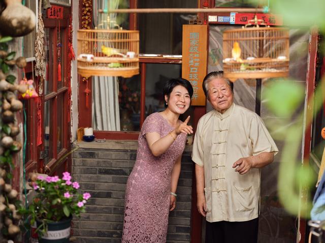 2023年8月9日,牛玉亮与自己的弟子张建平表演口技。新京报记者 郭延冰 摄