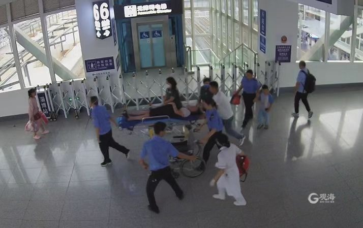 孕妇王女士在淄博站被紧急送医。