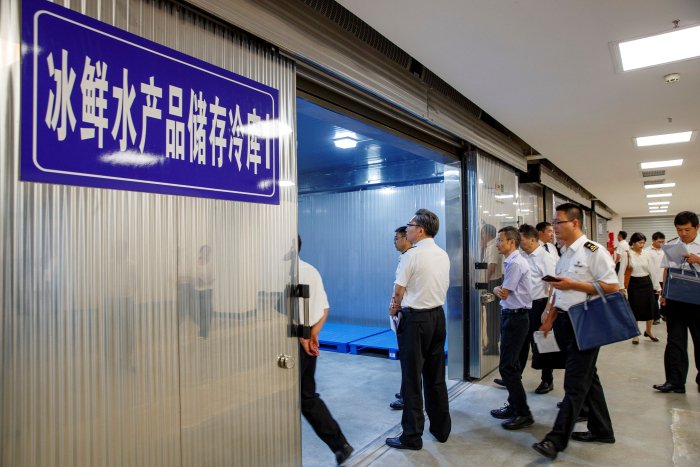 ▲ 海关总署专家组在天府机场指定监管场地查验中心进境冰鲜水产品指定监管场地进行现场验核