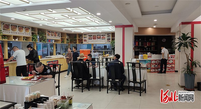 9月8日早7时,石家庄市蓉庭川府饭庄一楼大厅内,顾客正在吃早餐。 刘俊辉摄