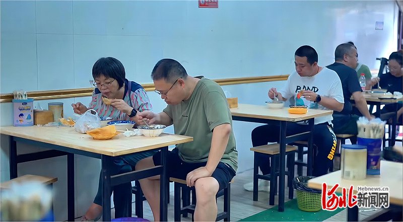 8月29日,市民在石家庄市长安区某社区早餐店吃早餐。 河北日报记者 王思达摄