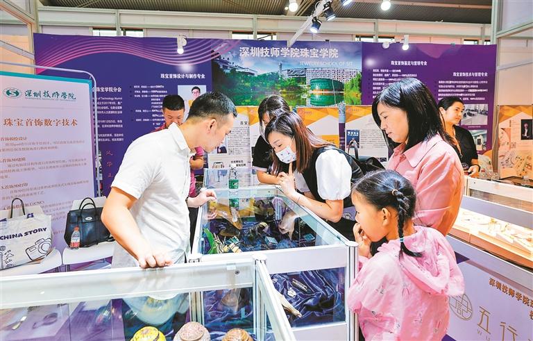 ▲深圳技师学院教师为市民介绍该校珠宝学院师生校友作品。 深圳晚报记者 严文婷 摄