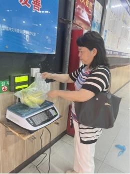 图为金山区棕榈湾小区居民刘阿姨参与暗访体察。