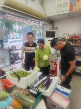 图为静安区共和新路街道805弄居委会干部王敏丽参与暗访体察。