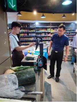图为市人大代表姚海嵩参与暗访体察。
