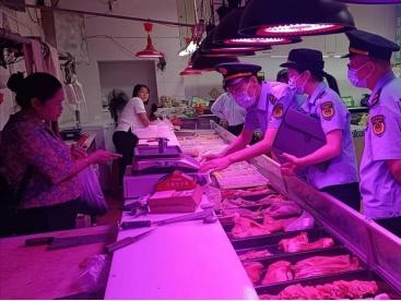图为金山区市场监管局石化市场监管所就猪肉来源、明码标价、电子秤等开展检查。