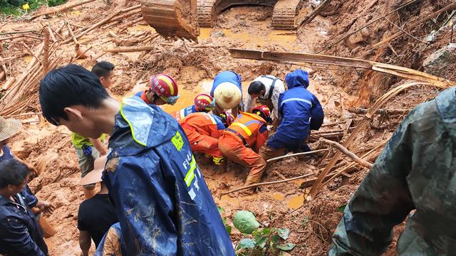 消防救援人員在玉林市福綿區樟木鎮富塘村山體滑坡事故現場實施救援。 圖源：廣西消防