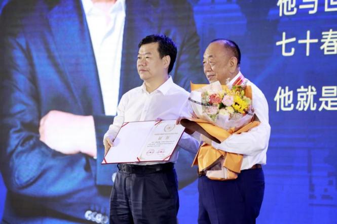 李西廷(右)获颁中国医疗器械行业40年“功勋人物奖”