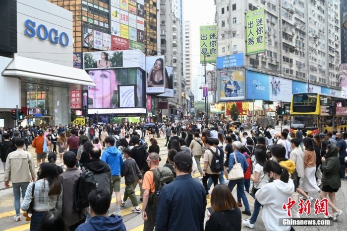 資料圖:旅客在香港購物。中新社記者 李誌華 攝