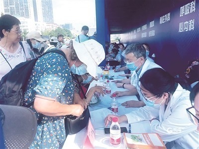 青岛正加快优质医疗资源扩容、提质和均衡布局。图为市卫生健康委组织的义诊活动现场。