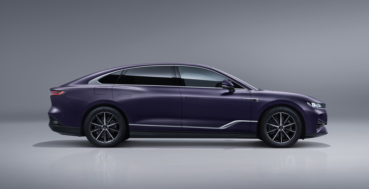岚图追光 PHEV 超长续航版车型亮相:纯电续航 262km,综合续航超 1200km