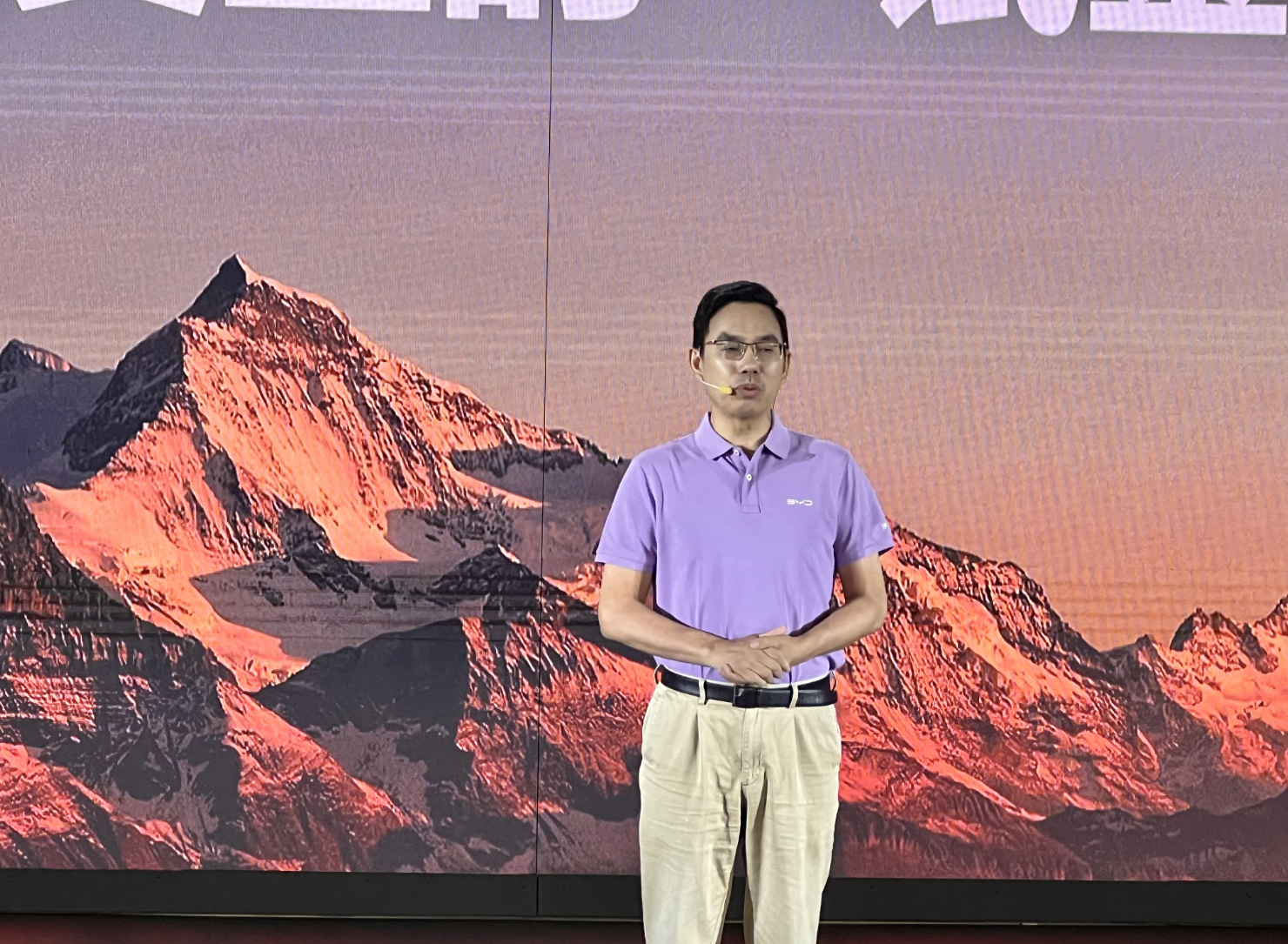比亚迪集团高级副总裁、乘用车首席运营官何志奇解读元PLUS冠军版。 华龙网 张世钊 摄