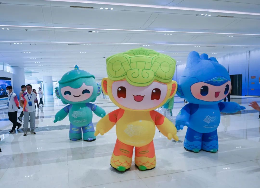 ▲9月1日,亚运会吉祥物“琮琮”“莲莲”“宸宸”在主媒体中心与记者互动。(新华社发)