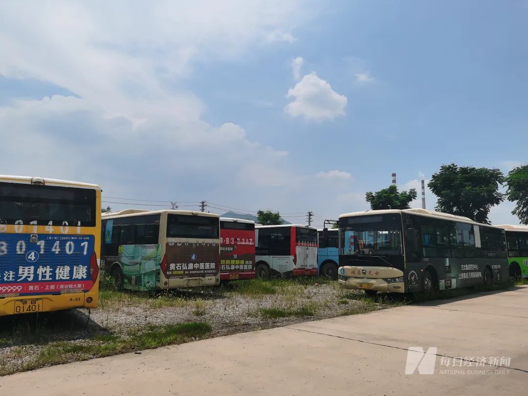 停在荒草中的公交车 图片来源:每经记者 陈晴 摄
