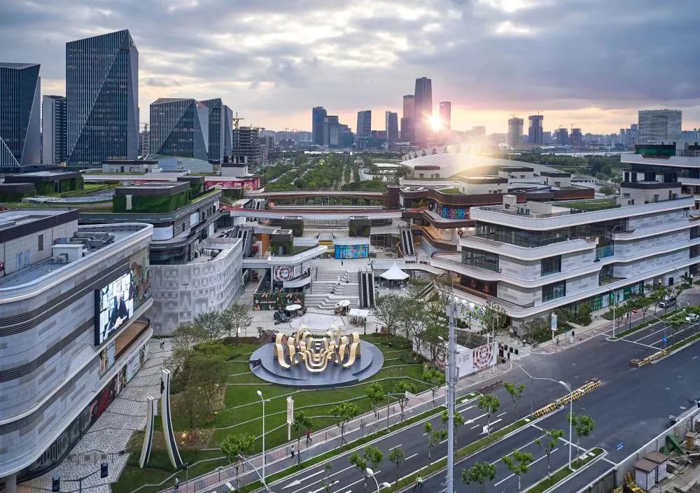 陆家嘴与太古地产合作开发的前滩太古里已成网红打卡点。