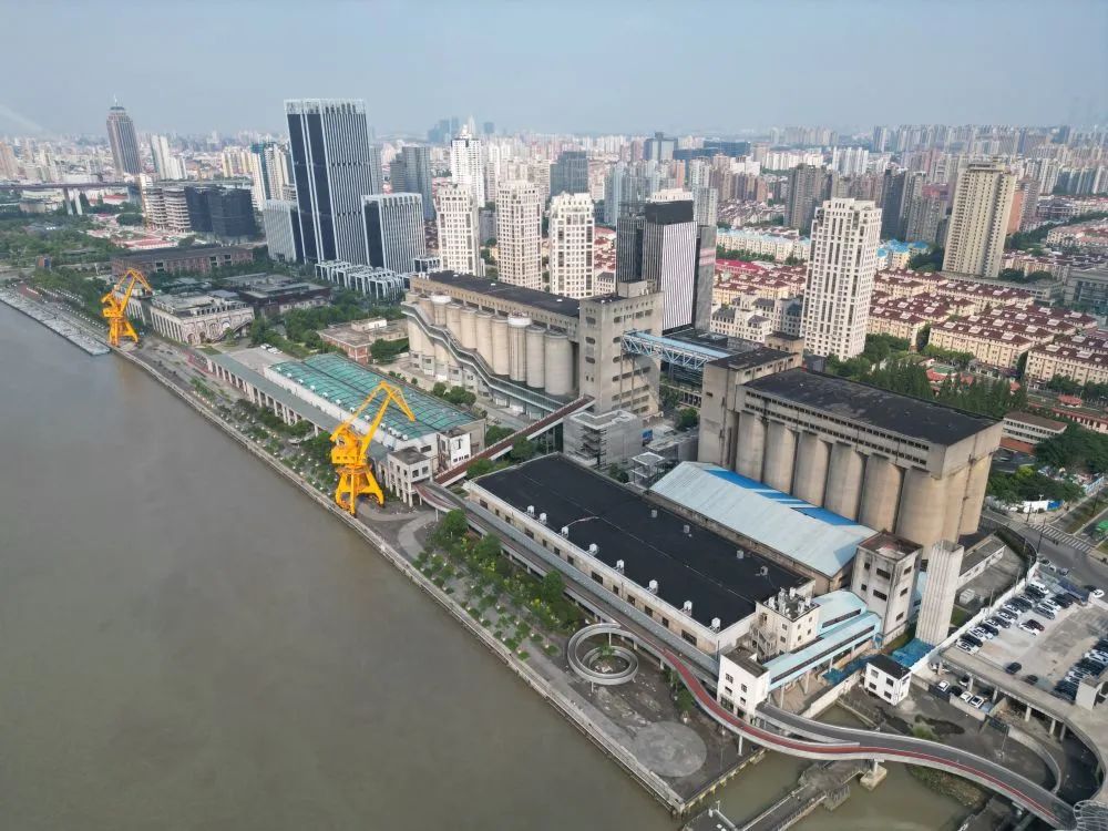 黄浦江沿线的民生码头筒仓曾是亚洲容量最大的粮仓。