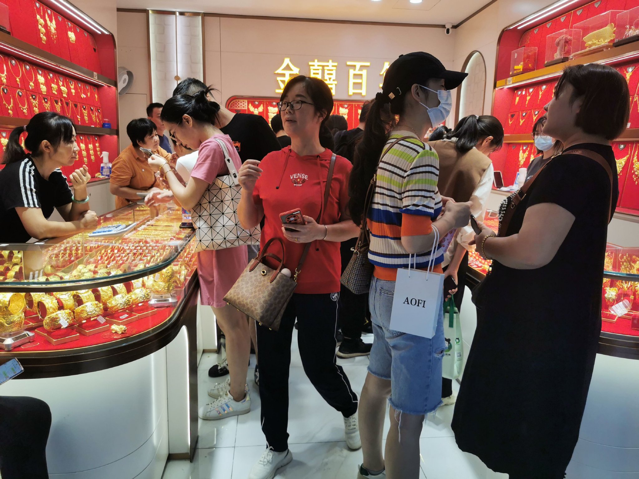 图说:9月17日上午,深圳水贝市场一黄金首饰门店内挤满消费者。摄影/丁蓉