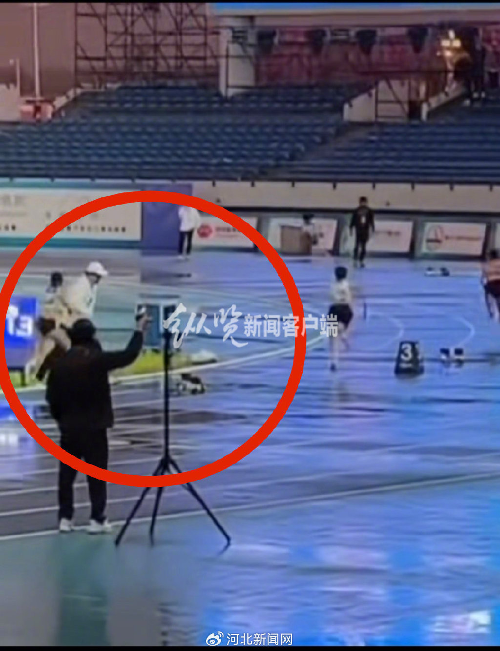 志愿者突然进入跑道内与运动员相撞(来源/网传视频截图)