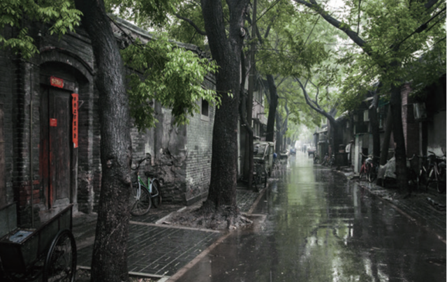 雨中的潘家河沿，潘家胡同，2007年5月（《胡同里的日常》内文插图）。