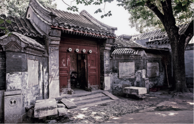 有反八字影壁、上马石和拴马桩的蛮子门，飞龙桥胡同，2007年6月（《胡同里的日常》内文插图）。