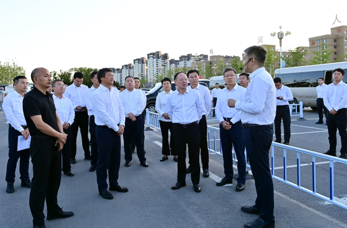 邱现东一行实地调研红旗新能源换电站