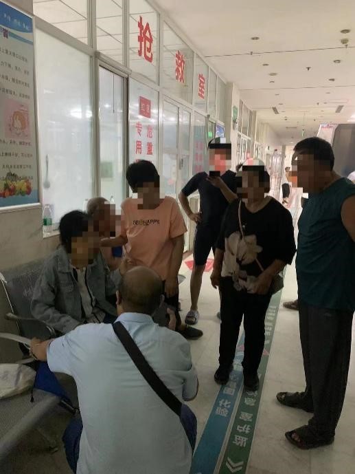 理赔服务人员与家属及医生进行沟通