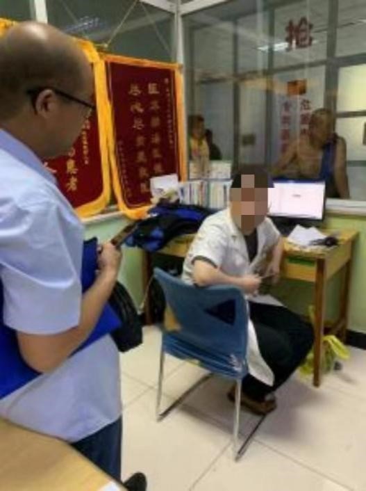 理赔服务人员与家属及医生进行沟通